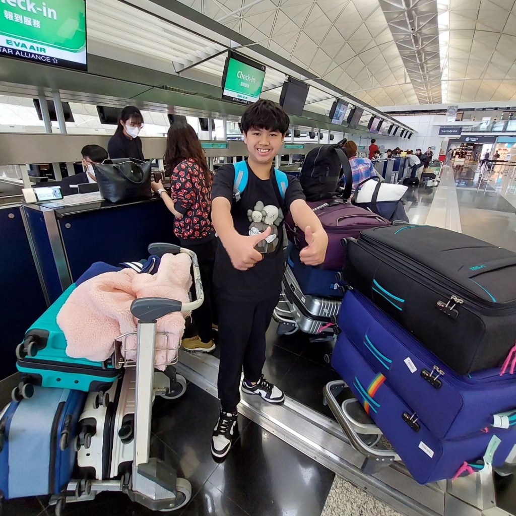 章志文返加拿大带好多行李。