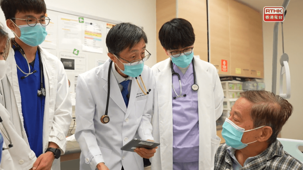 周启明医生笑言，医生的工作时间其实是由心而定，何时出现能带给病人最大帮助，便何时出现。每天提早回医院充当“新力军”，不仅减轻了当值同侪的重担，更让焦急等候的病人能获得妥善诊治。（截图自：香港电台节目《医生与你－医学．人》）