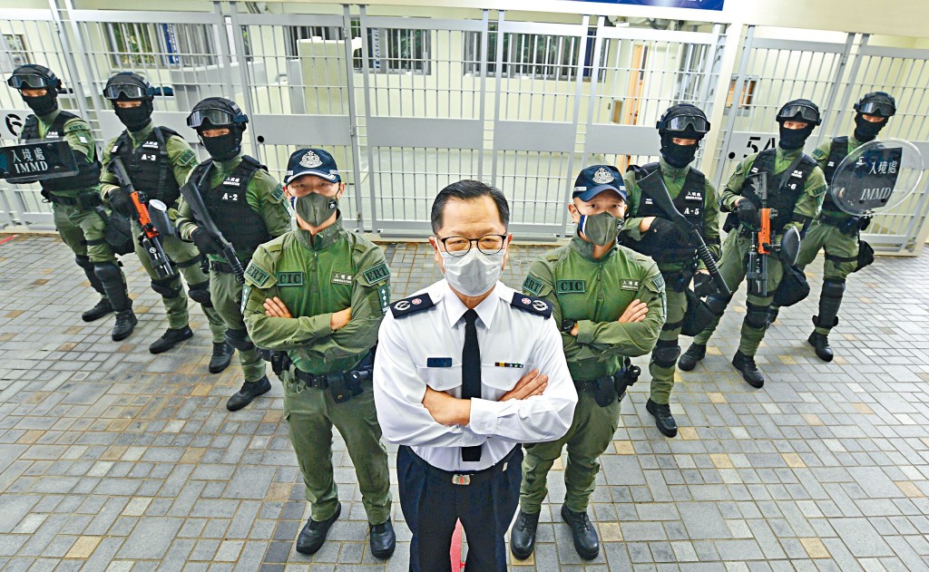 戴志源（中）表示，入境處採取「前、中、後」三個策略處理免遣返聲請。
