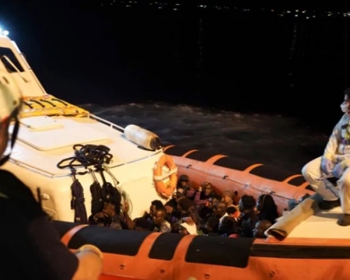 意大利在本月14日让一艘承载82位的难民救援船停靠至该国的兰姆培杜莎岛。　AP