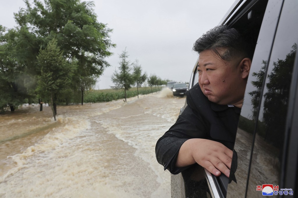 金正恩坐車視察中朝邊境暴雨災區。美聯社