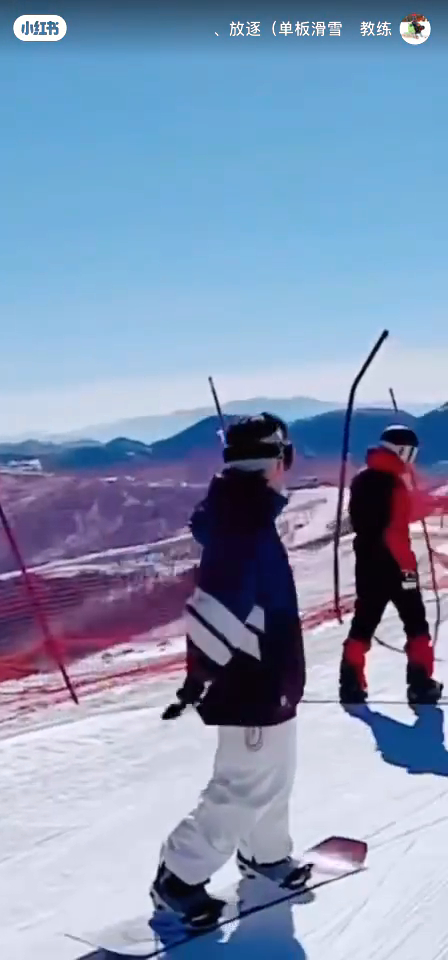 網上同時有謝霆鋒滑雪的片段流出，見到謝霆鋒在雪道上滑行時，並無戴上頭盔。