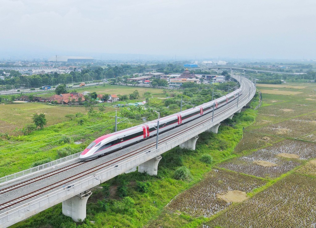 2022年11月9日，印尼雅萬高鐵試驗段接觸網熱滑試驗全面展開。中新社