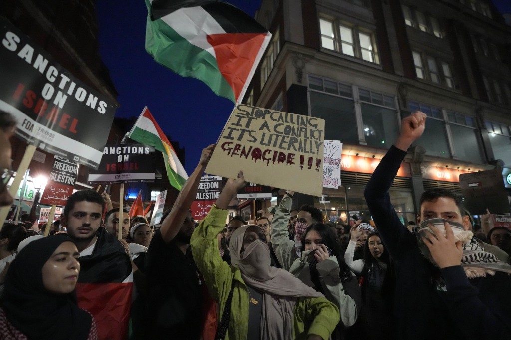 示威者在倫敦舉行的親巴勒斯坦示威中高喊。AP