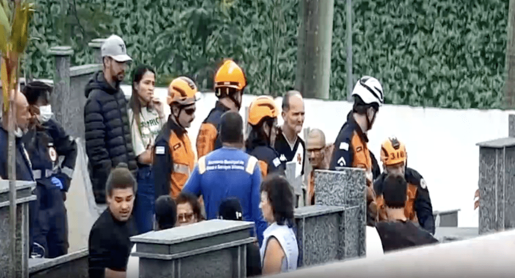 馬薩羅不慎墮進亡父的墓穴內，救援人員到場時證實他已死亡。TV Vitória