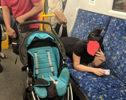 一名年輕女子在晚間高峰期時竟肆意趴在座位上。網圖