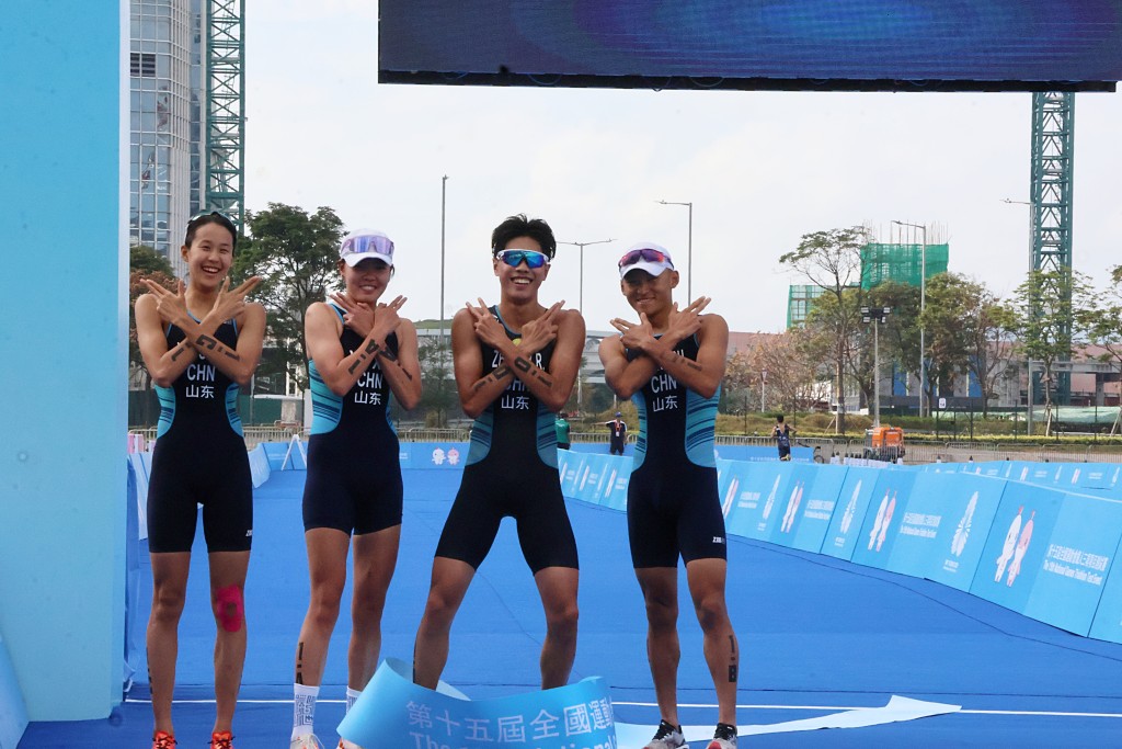 奪冠的山東隊在終點做勝利手勢。