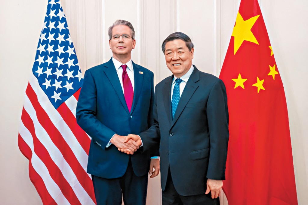 去年10月，美國財長貝森特與中國副總理何立峰握手。