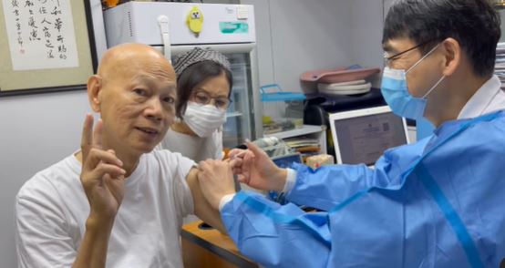 早前家英哥注射疫苗，阿姐也陪伴左右。