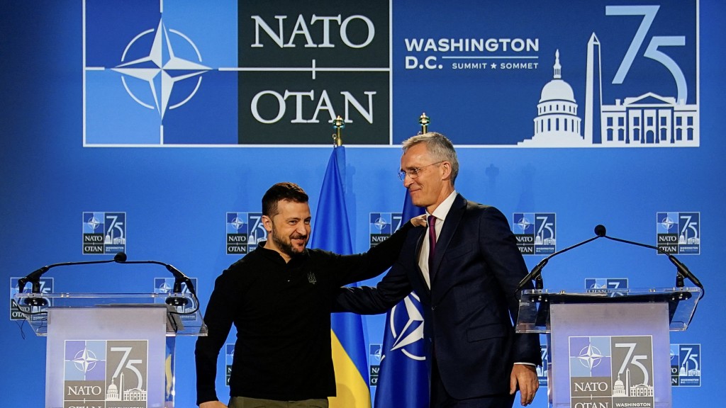 烏克蘭總統澤連斯基（左）早前在美國出席北約峰會，與斯托爾滕貝格同台。 路透社