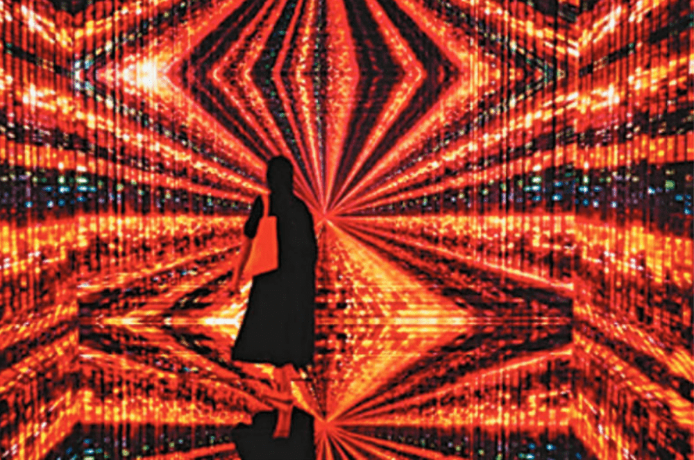 Refik Anadol沉浸式艺术空间作品《机器幻觉－太空：元宇宙》以1832.5万港元成交。