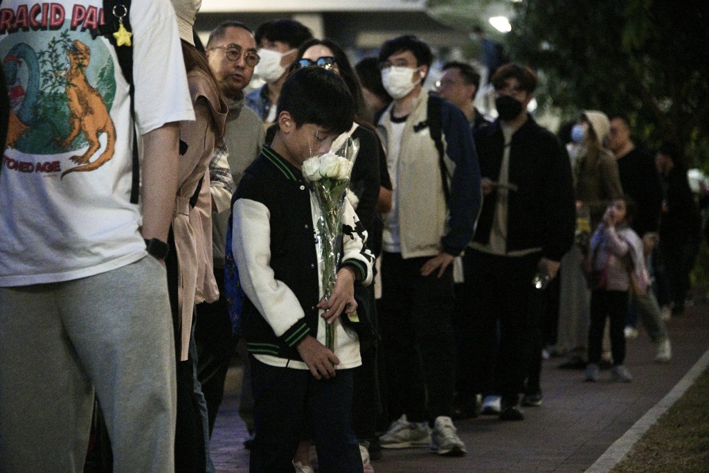 數百名市民今日到場獻花悼念死難者。