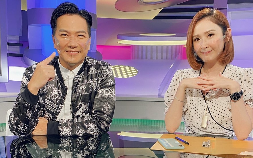 区永权和陈贝儿戴住最新日本立体透明口罩，方便出镜又防到飞沫。