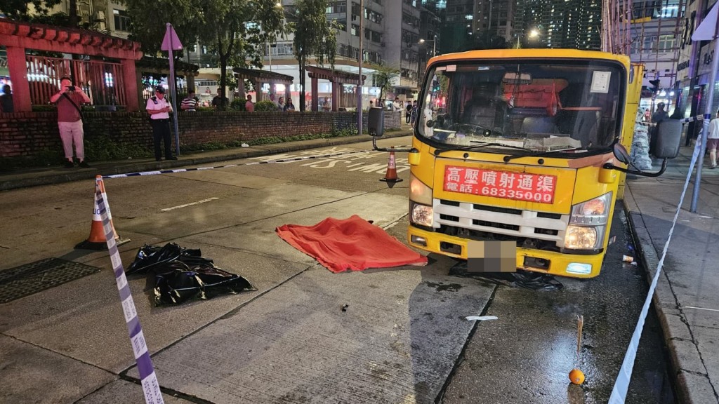 男子墮樓後撞到路邊貨車車頂,再彈落地重創不治。 男子墮樓後撞到路邊貨車車頂,再彈落地重創不治。