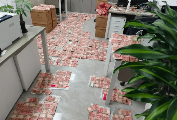 辽宁男人出差半月忘关窗，10万人民币现金放露台致发霉黐实。半岛晨报