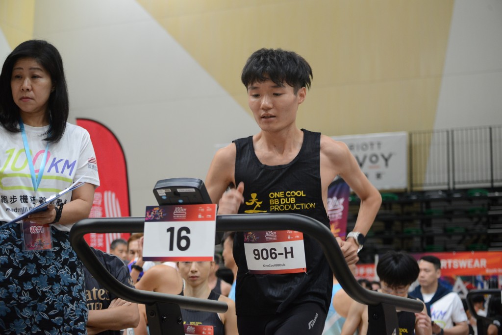 去年代表乐家跑会的港队长队代表黄冠衡，今年代表自己刚成立的跑会One cool bb dub 出战。杨功煜摄