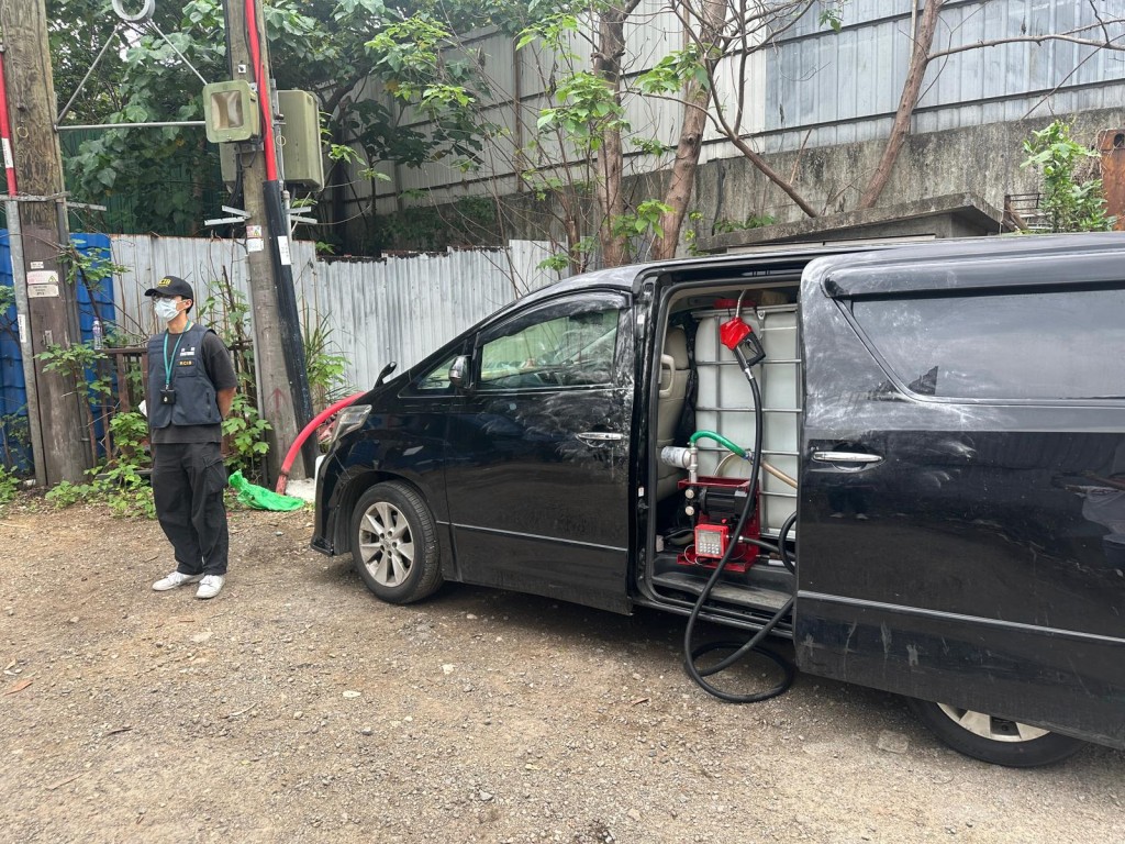 關員截獲被用作流動非法油站的私家車及入油工具。