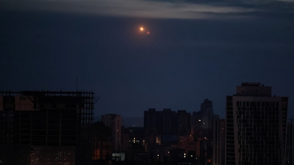 俄罗斯周四空袭基辅，被击中的无人机在空中爆炸。 路透社