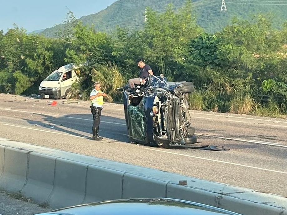 其中一名客貨車男子自行爬出車廂。FB:香港公共交通智庫 其中一名客貨車男子自行爬出車廂。FB:香港公共交通智庫