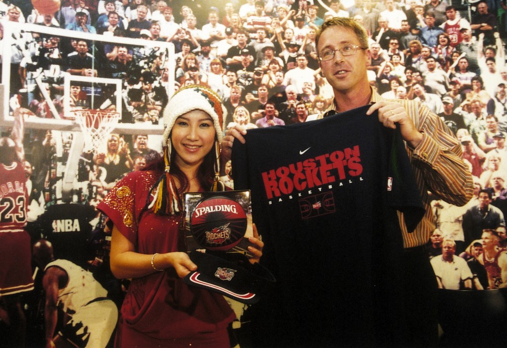 2002年李玟成为首位在NBA球赛唱美国国歌的华人歌手。
