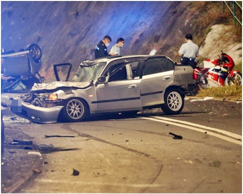 新娘潭路昨晚發生4車相撞，釀成2死5傷。