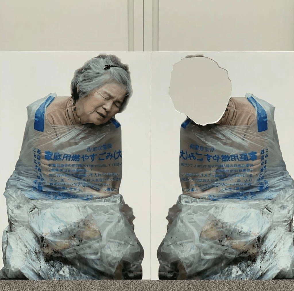 將自己晾在衣架上、裝進垃圾袋裡、被車輾過、飄浮在半空⋯⋯這一系列搞笑照片,成為日本「自拍婆婆」西本喜美子的經典遺作。IG照片 將自己晾在衣架上、裝進垃圾袋裡、被車輾過、飄浮在半空⋯⋯這一系列搞笑照片,成為日本「自拍婆婆」西本喜美子的經典遺作。IG照片