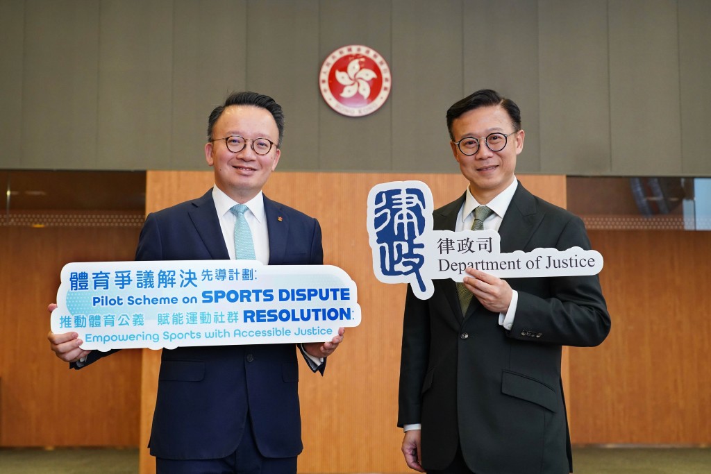張國鈞（右）及陳曉峰（左）指， 「體育爭議解決先導計劃」成功圓滿解決首宗個案。