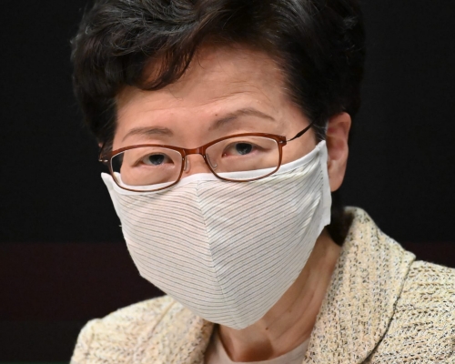 口罩為淡灰色