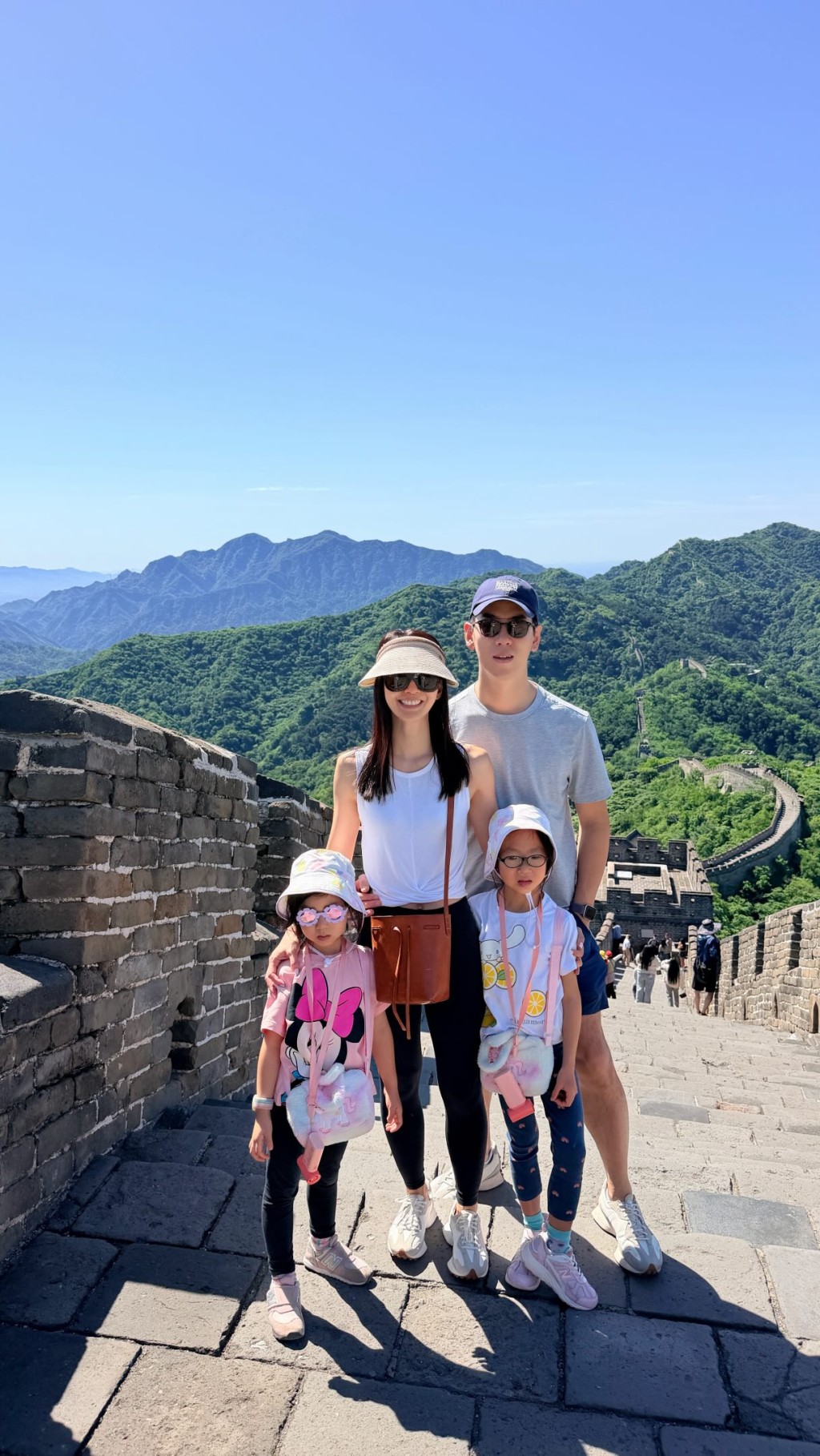 李雪瑩日前分享一家四口行萬里長城的照片。