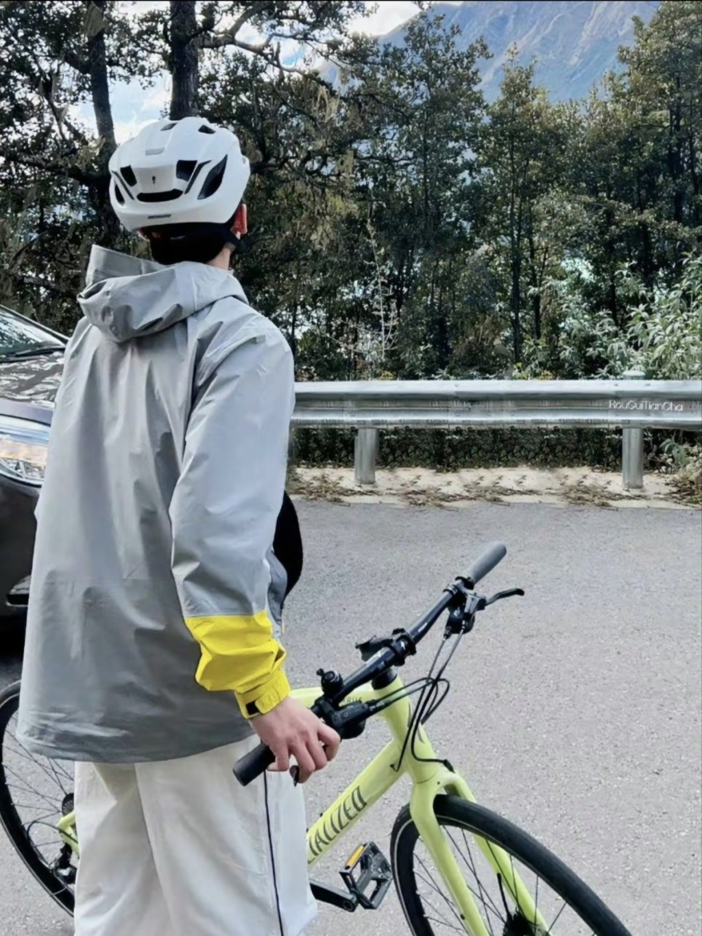 网民穿件冲锋衣就去骑行。 微博