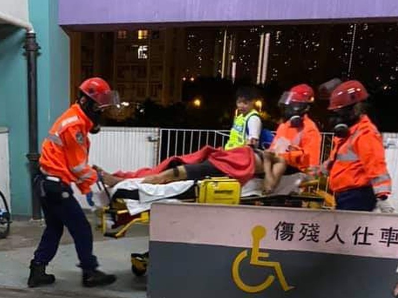 女工指指引消防員到傷者位置後她等候女兒離開。資料圖片
