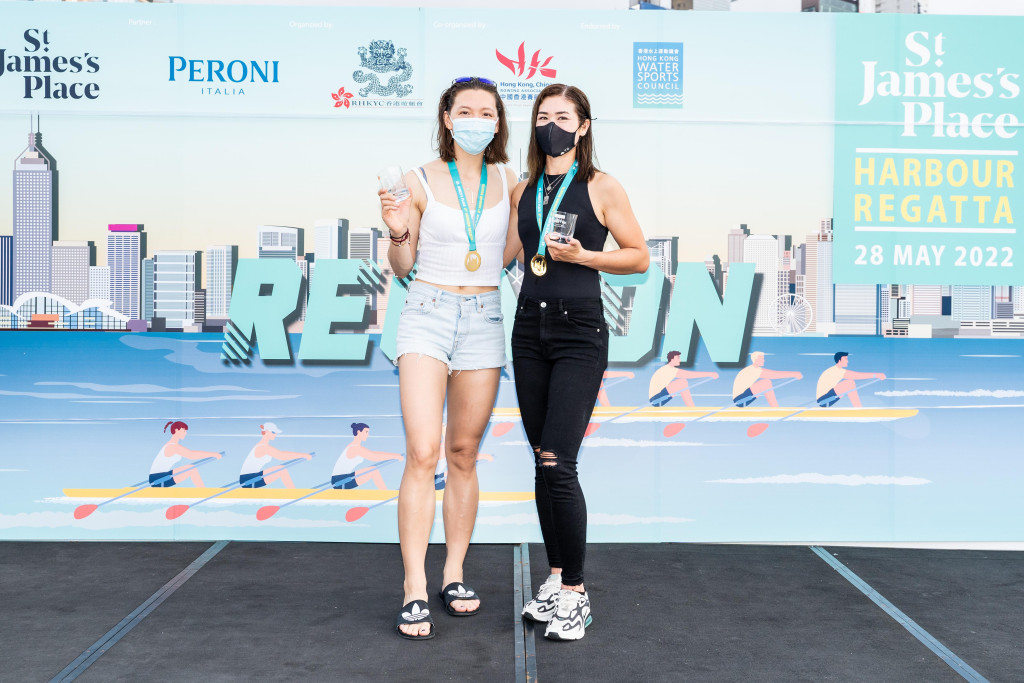 白麗琪(左)與安宜在公開組女子雙人艇封后。香港遊艇會提供圖片