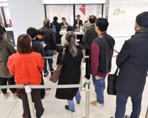 有移民加拿大港人寧願親身回港領款。資料圖片