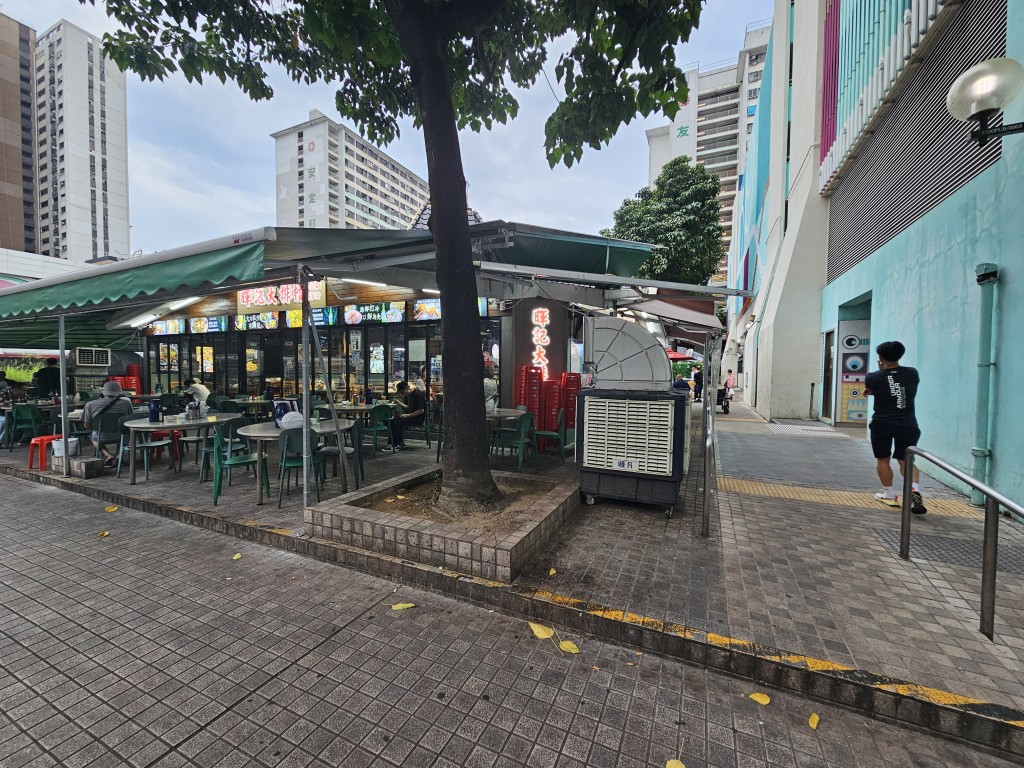 南亚汉与多名男子于大排档发生争执，之后边行边闹，最后走到友爱街市附近继续骂战。徐裕民摄