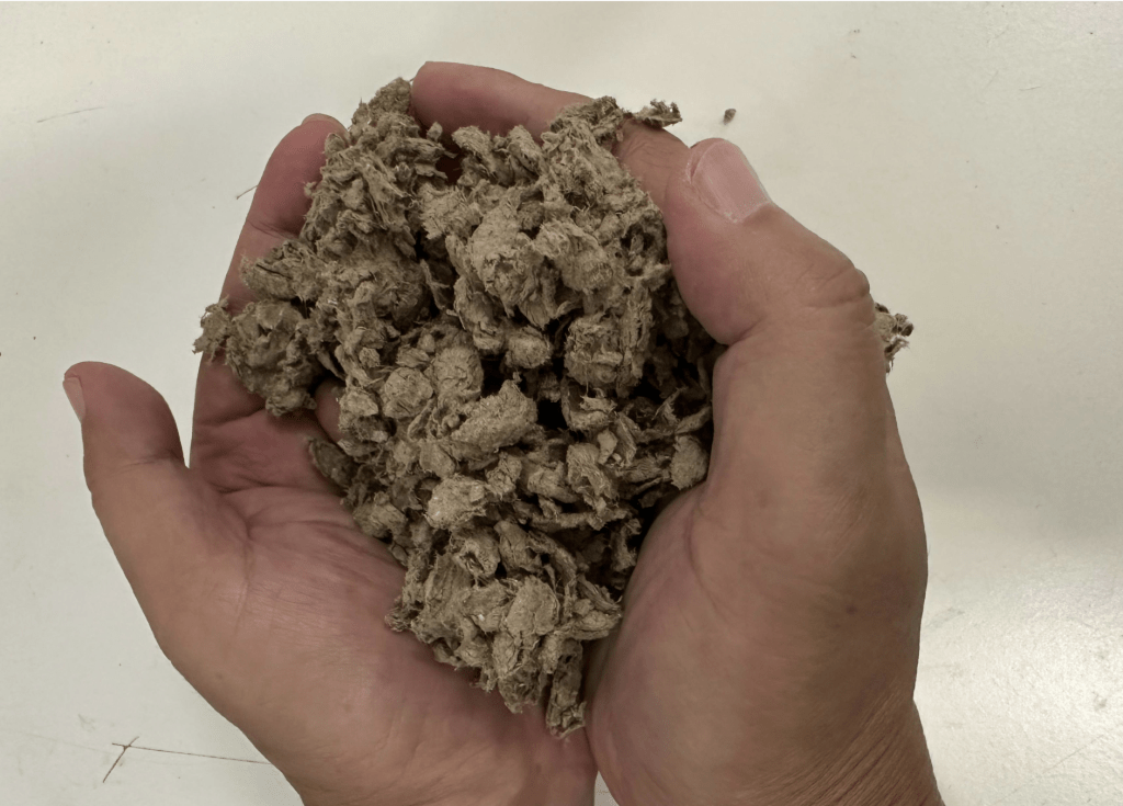 環境保護署表示，紙漿生產設施已投入服務近兩個月，整體運作順暢。圖示製成的再生紙漿。