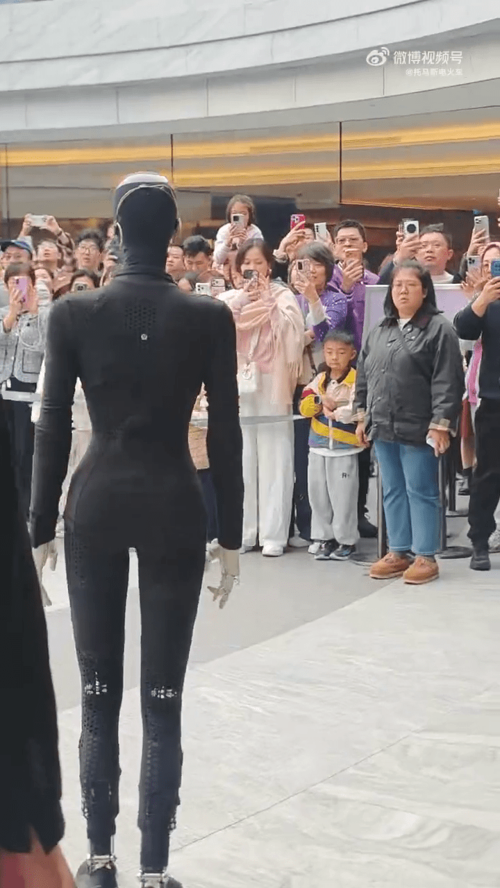 機械人IRON在深圳灣萬象城首次公開亮相。 機械人IRON在深圳灣萬象城首次公開亮相。