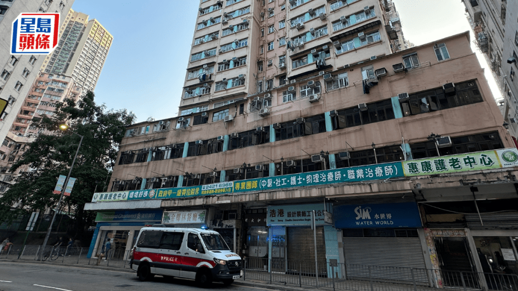 女子墮樓，警方在場調查。梁國峰攝