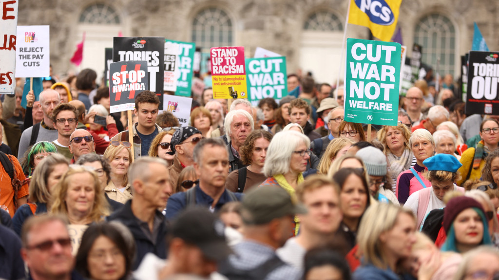 英國街頭爆發大規模示威。路透社圖片
