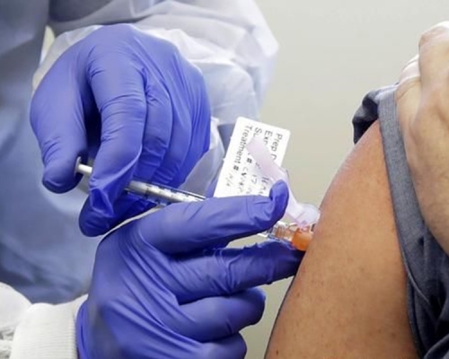 英國醫學會指仍有很多年輕人未接種疫苗過早放寬措施會令感染個案激增。AP