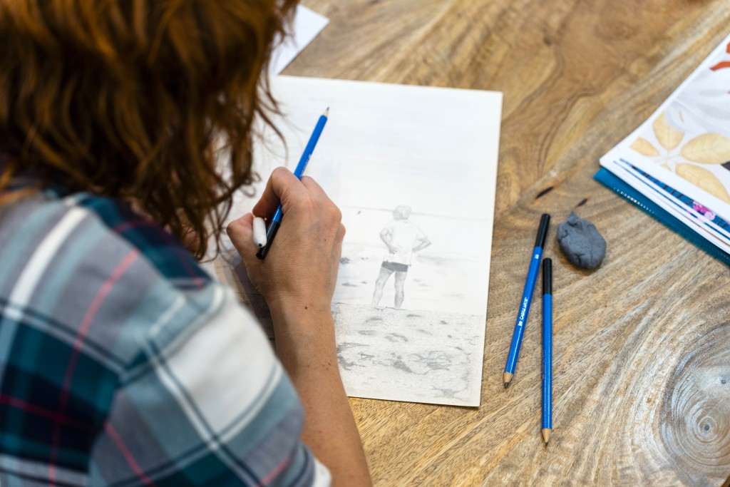 完成這一課基本功，將有助同學們在造型結構、大小比例和透視學的認識。（示意圖）