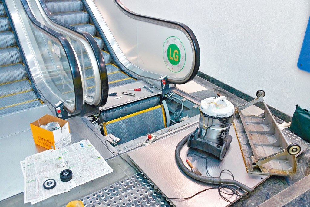 发生断臂恐怖工业意外的扶手电梯被围封。