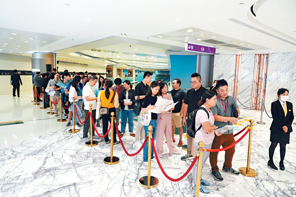 Blue Coast II開價後於長假期展開收票,現場頻現參觀人潮。