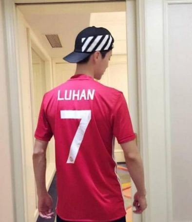 鹿晗自稱19年老粉。