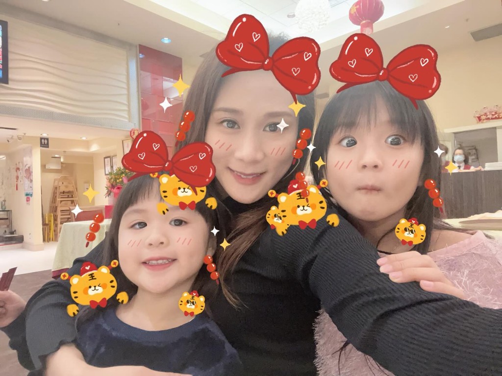 张嘉儿用Emoji整贺年Look。
