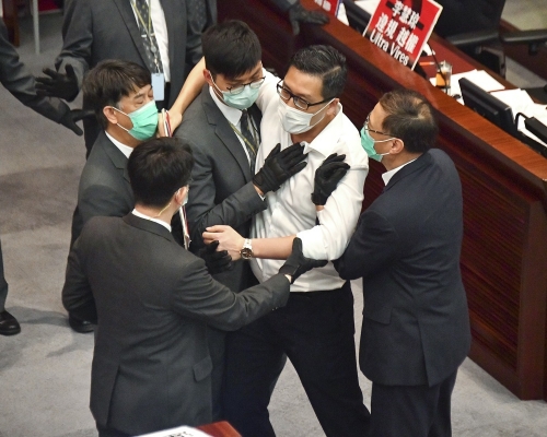 保安員制止民主派議員靠近主席台。資料圖片
