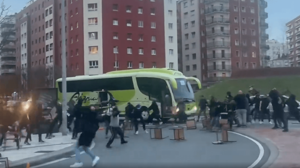 皇苏激进派球迷在巿区街上袭击载有罗马球迷的专用旅游巴。网上图片