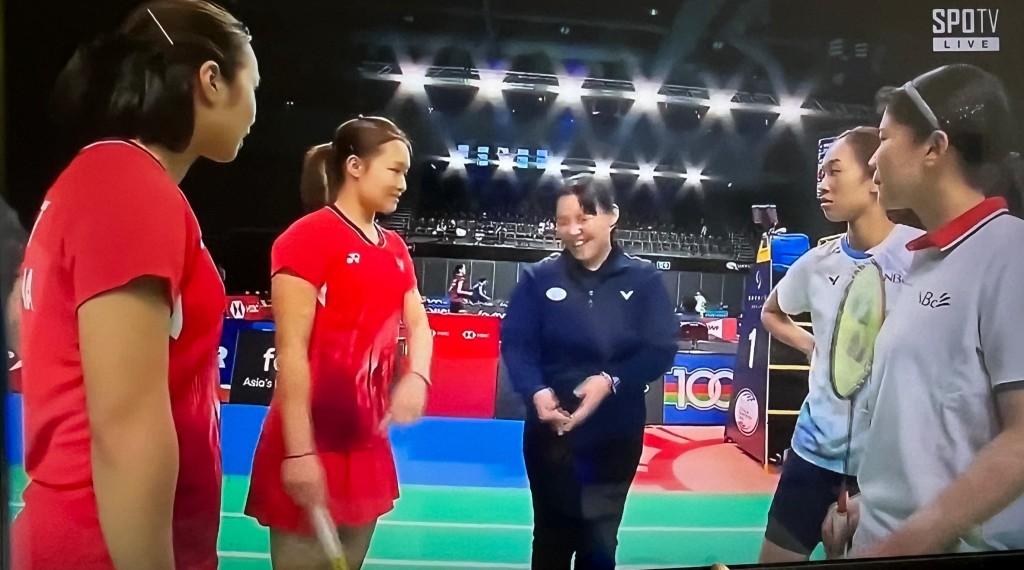 阿潘（右二）代表澳洲出赛，对香港准奥运代表杨雅婷（左一）及杨霈霖（左二）。电视截图