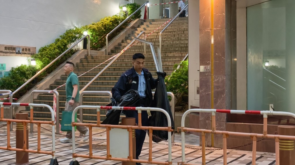 警員協助清理窗框殘骸。