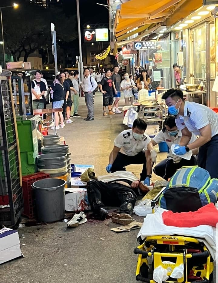 伤者重创浴血，救护员到场急救。香港交通突发报料区正版FB