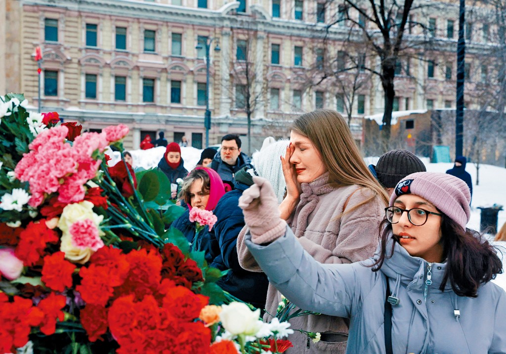 民眾在莫斯科市中心一個政治受害者紀念碑前，悼念納瓦爾尼。
